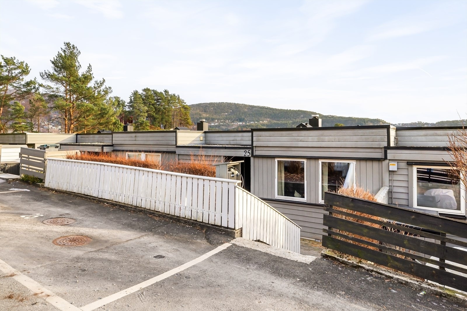 Rett utenfor døren har boligen fast parkeringsplass med el-bil lader Galleribilde