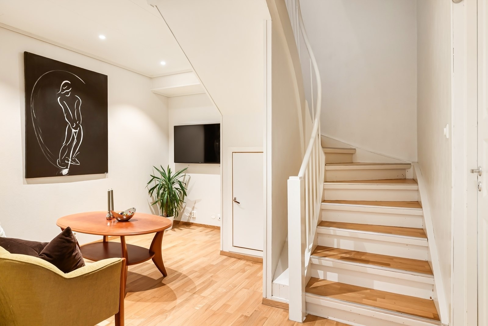 I underetasjen har dagens eier vært smart og laget til en praktisk tv-stue - perfekt for barna! Galleribilde