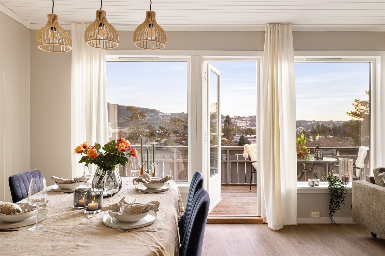 Overflatene er pent behandlet med moderne fargepaletter, laminat på gulv og en rentbrennende vedovn som gir god oppvarming på kalde dager. Galleribilde