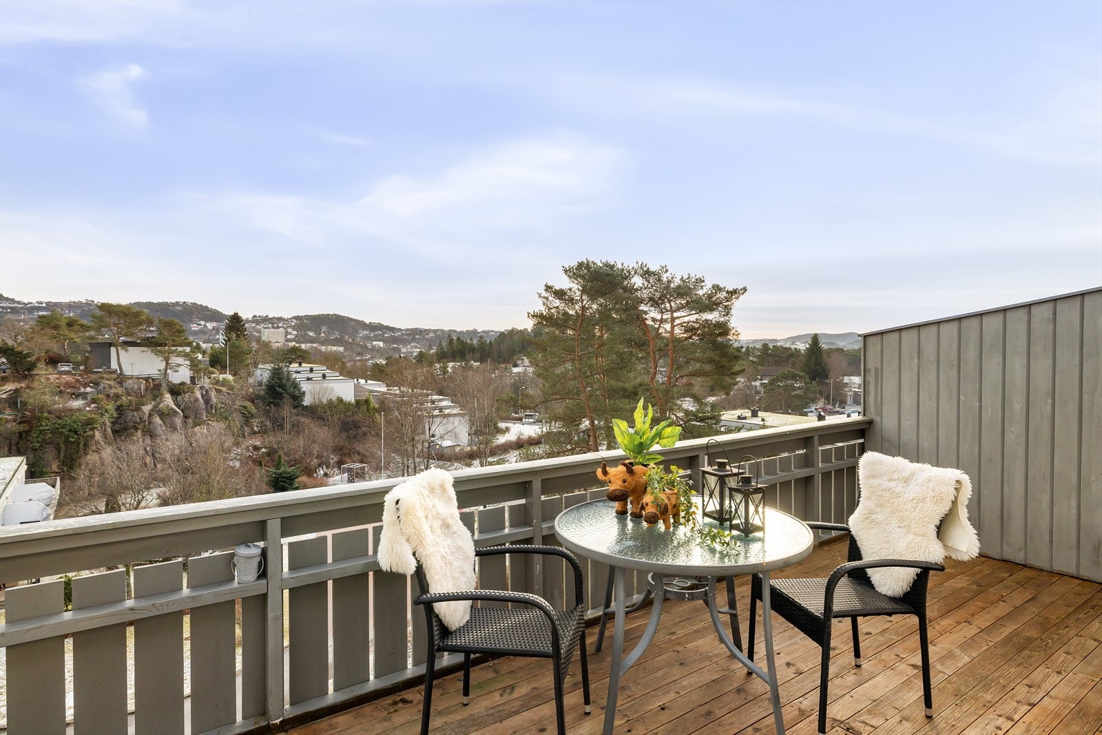 Fra altanen er det åpen og fri utsikt mot nærområdet og mot Bønes - perfekt å nyte morgenkaffen! Galleribilde