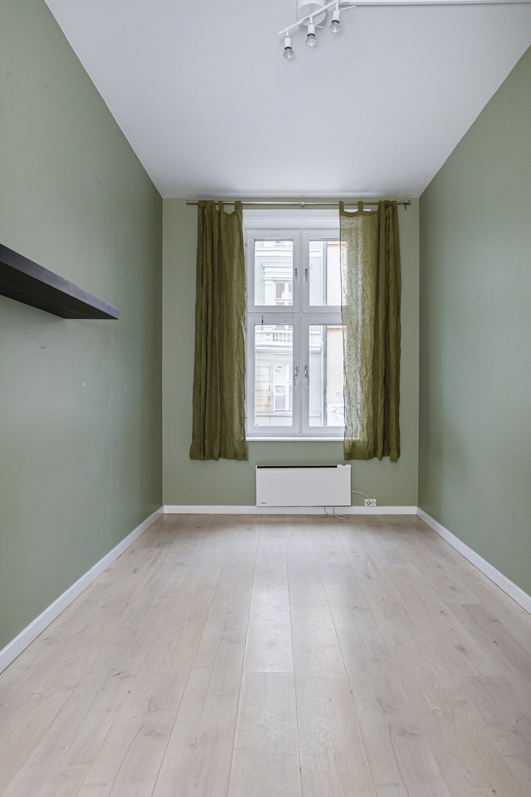 Soverom malt i en lys og moderne grønnfarge. Galleribilde