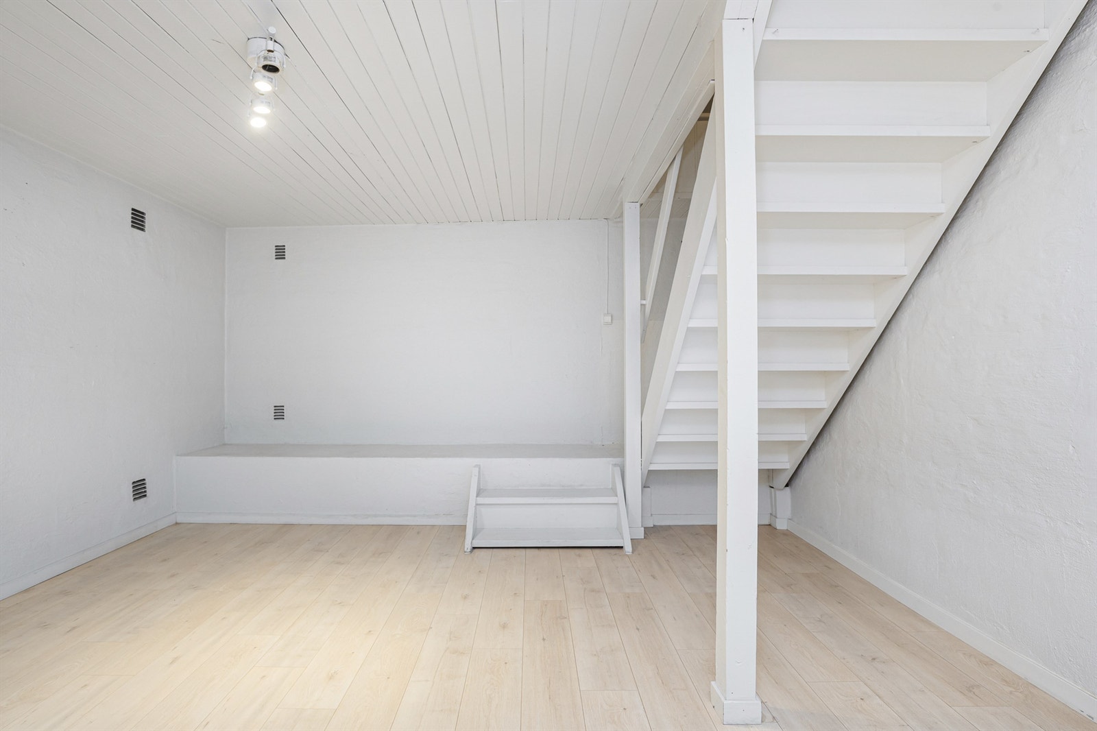 Kjellerstue med masse plass til tv, sofa og andre møbler. Galleribilde