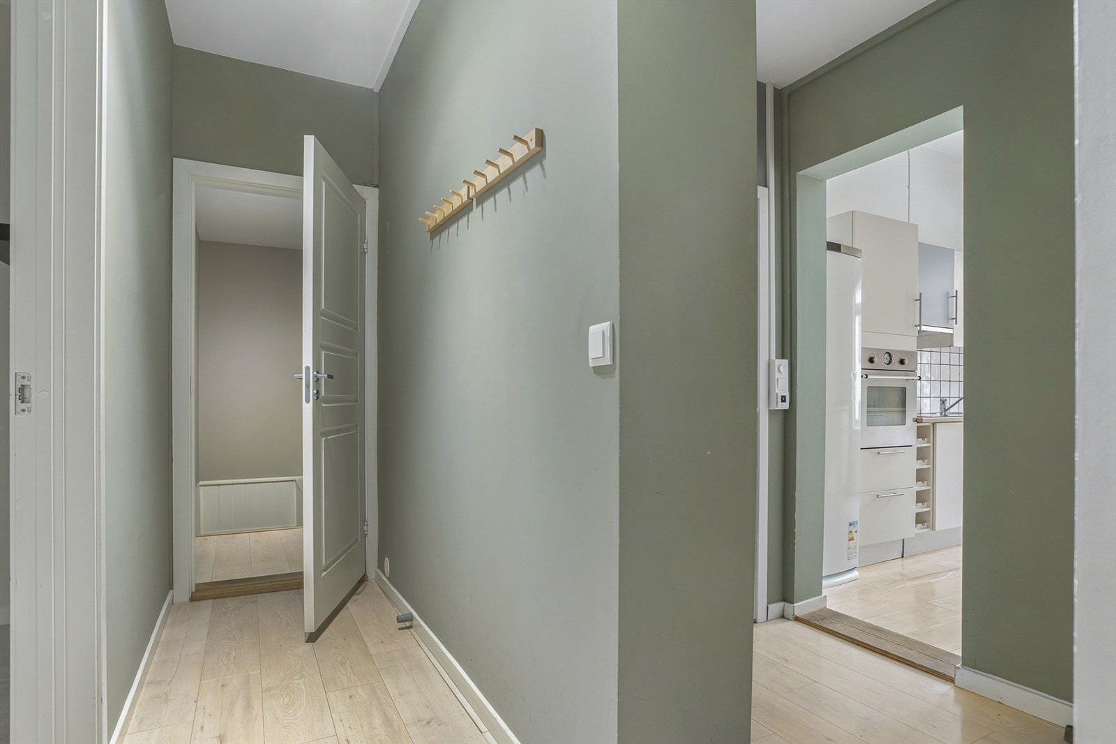 Velkommen inn! Innbydende entré med plass til yttertøy og sko Galleribilde