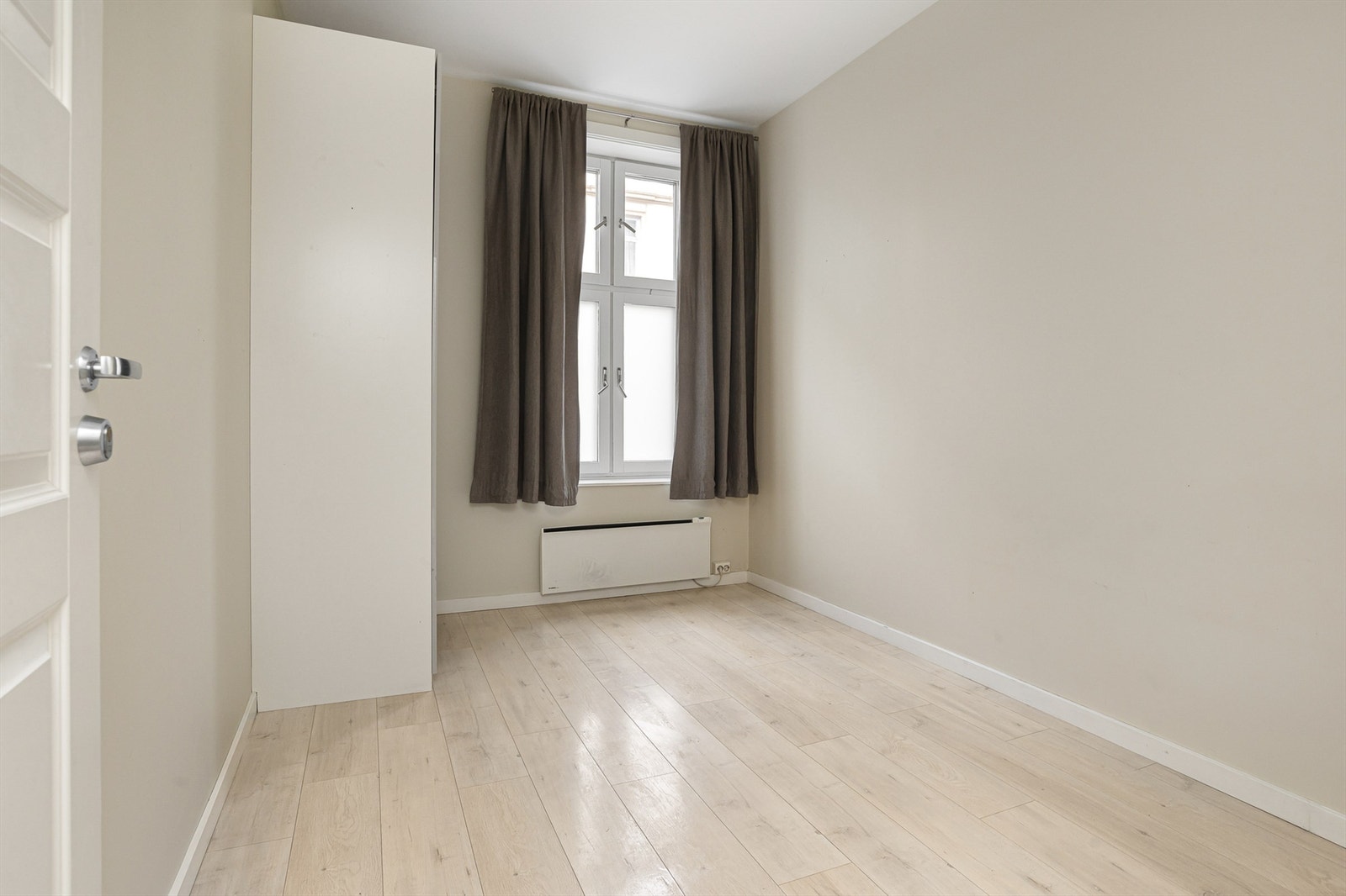 Ett av boligens soverom, malt i lyse farger med god plass til seng og skrivebord! Galleribilde