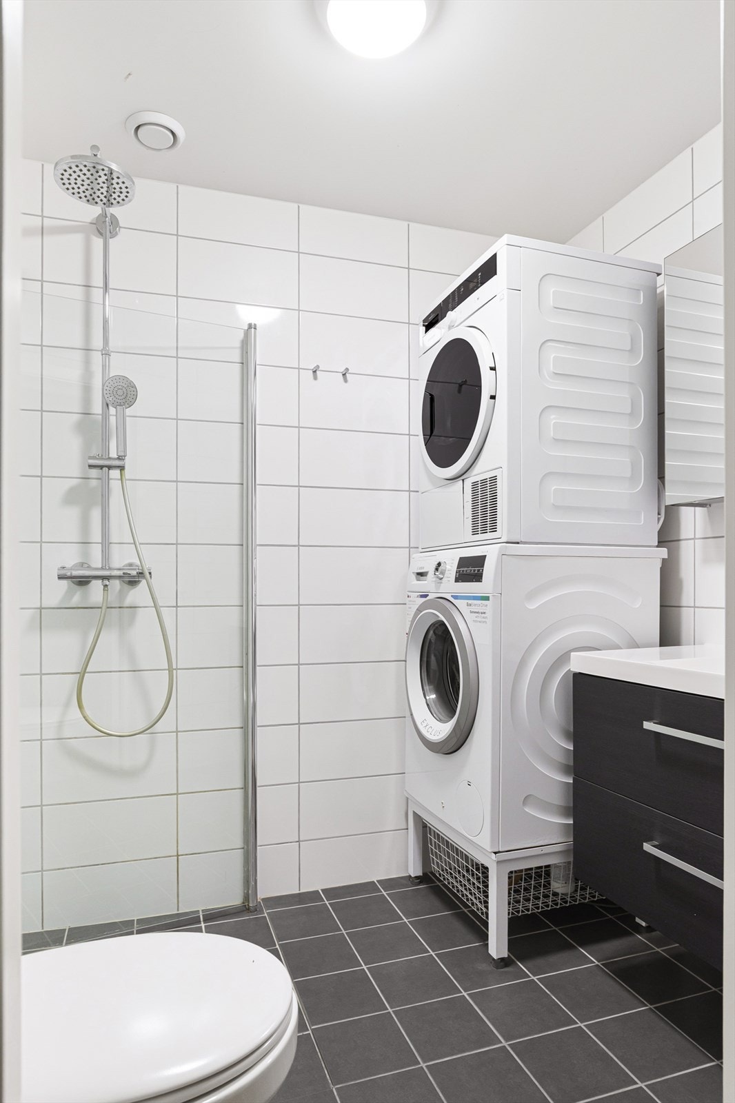 Flislagt bad/vaskerom, renovert i 2024. Varmekabler i gulv, taklampe og naturlig ventilasjon. Tilrettelagt for vaskemaskin. Galleribilde