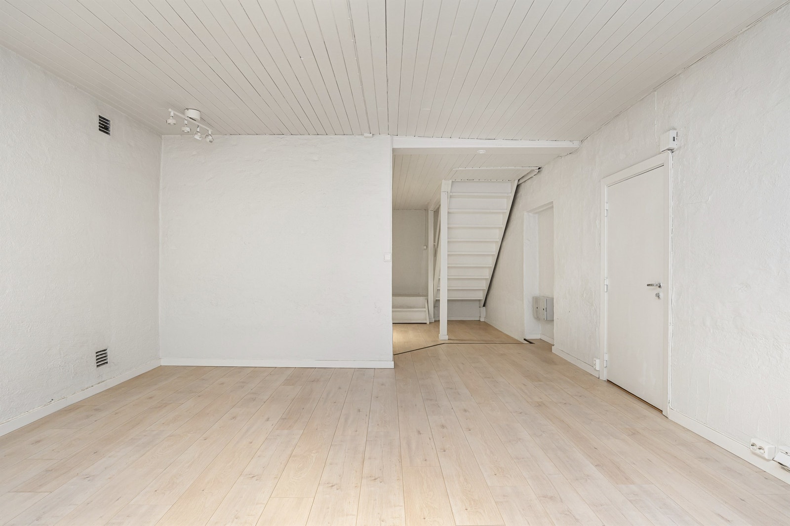 Stor og praktisk kjellerstue merk: kjellerstuen er ikke godkjent for varig opphold. Ta kontakt med megler for mere informasjon. Galleribilde