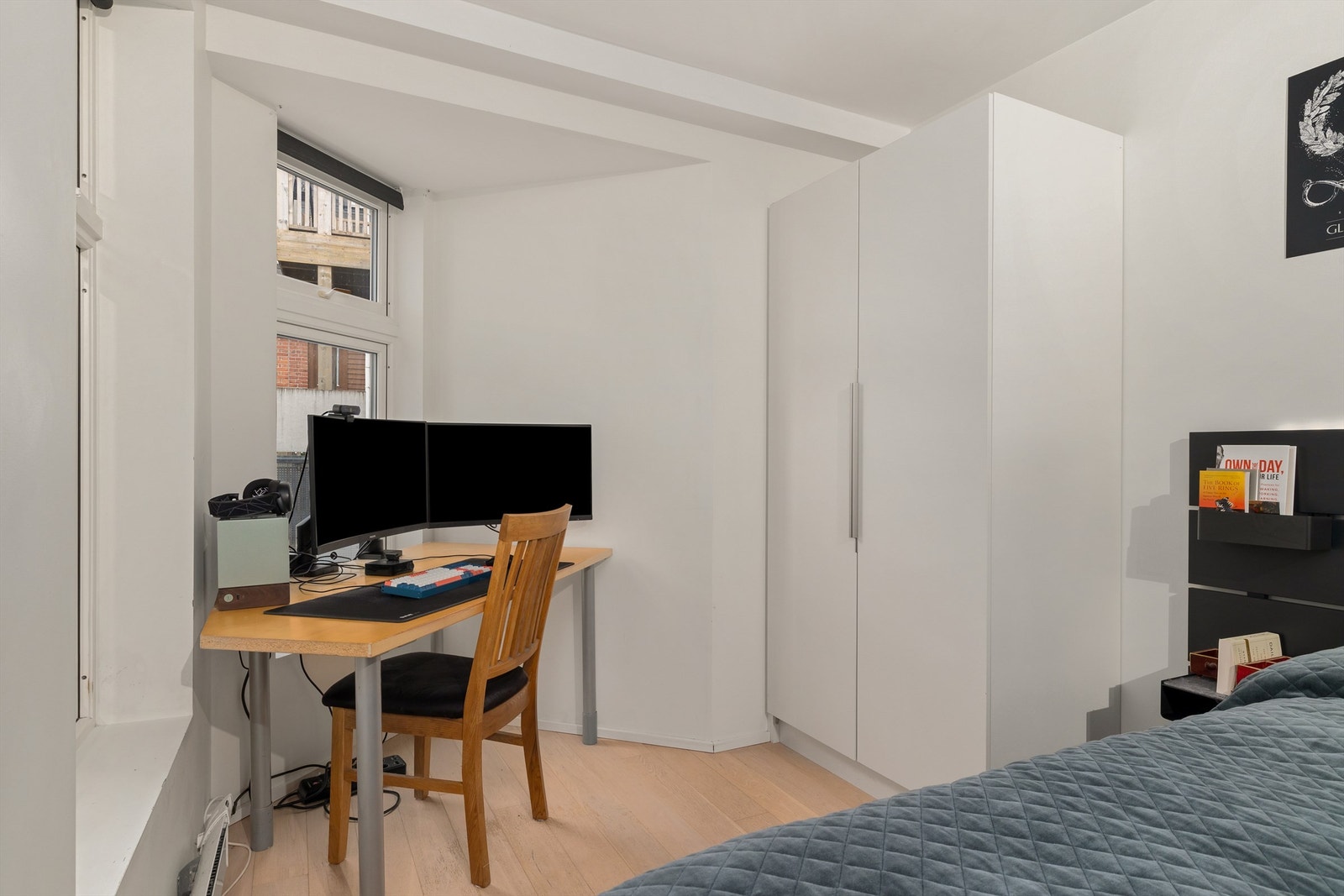 Også plass til et lite hjemmekontor på soverommet Galleribilde