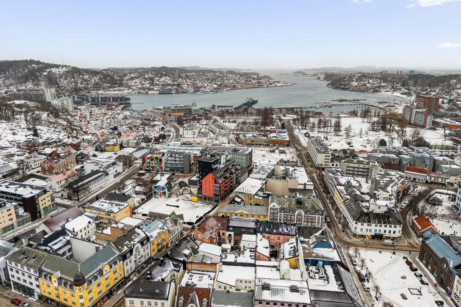 Rett utenfor døren har du alle sentrumsfasiliteter samt kort vei til strømbadet når sommeren kommer Galleribilde