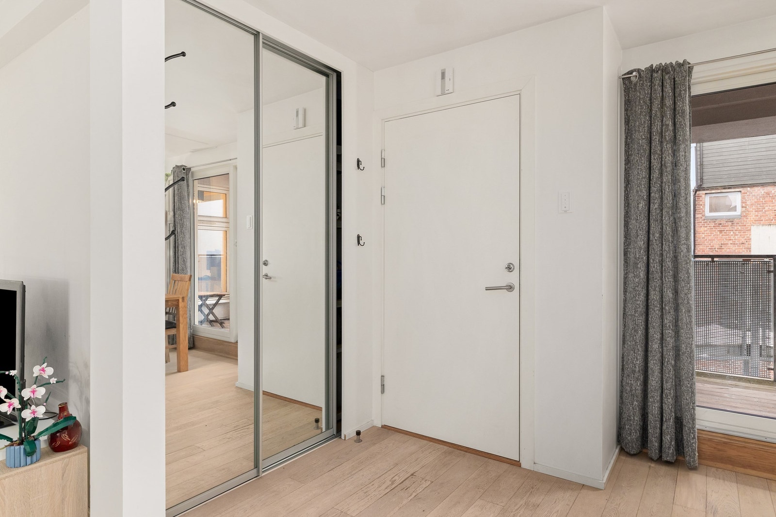 ved inngangspartiet bak speildørene er det en romslig garderobe/bod Galleribilde