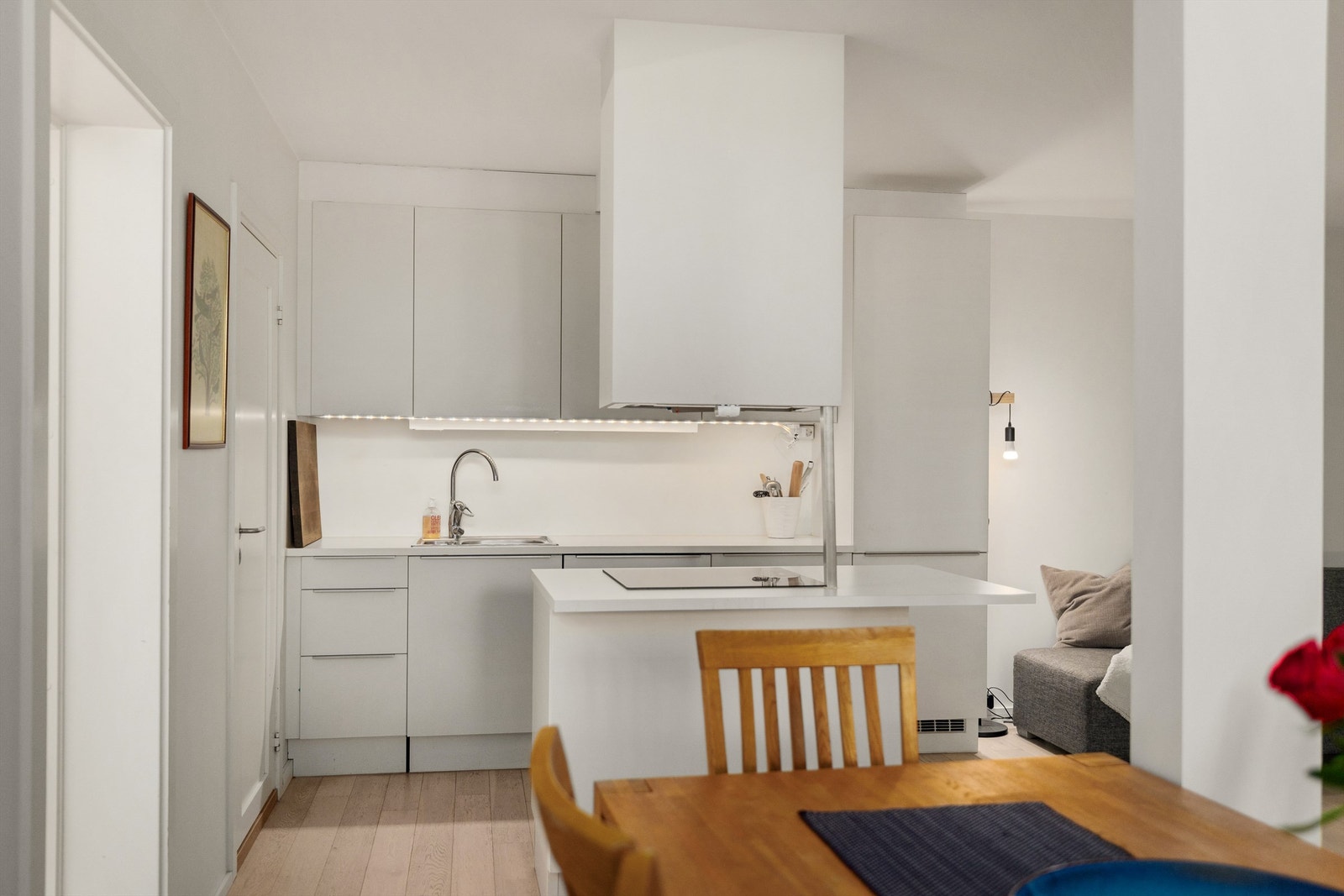 Kjøkkenet har integrerte hvitevarer som medfølger Galleribilde