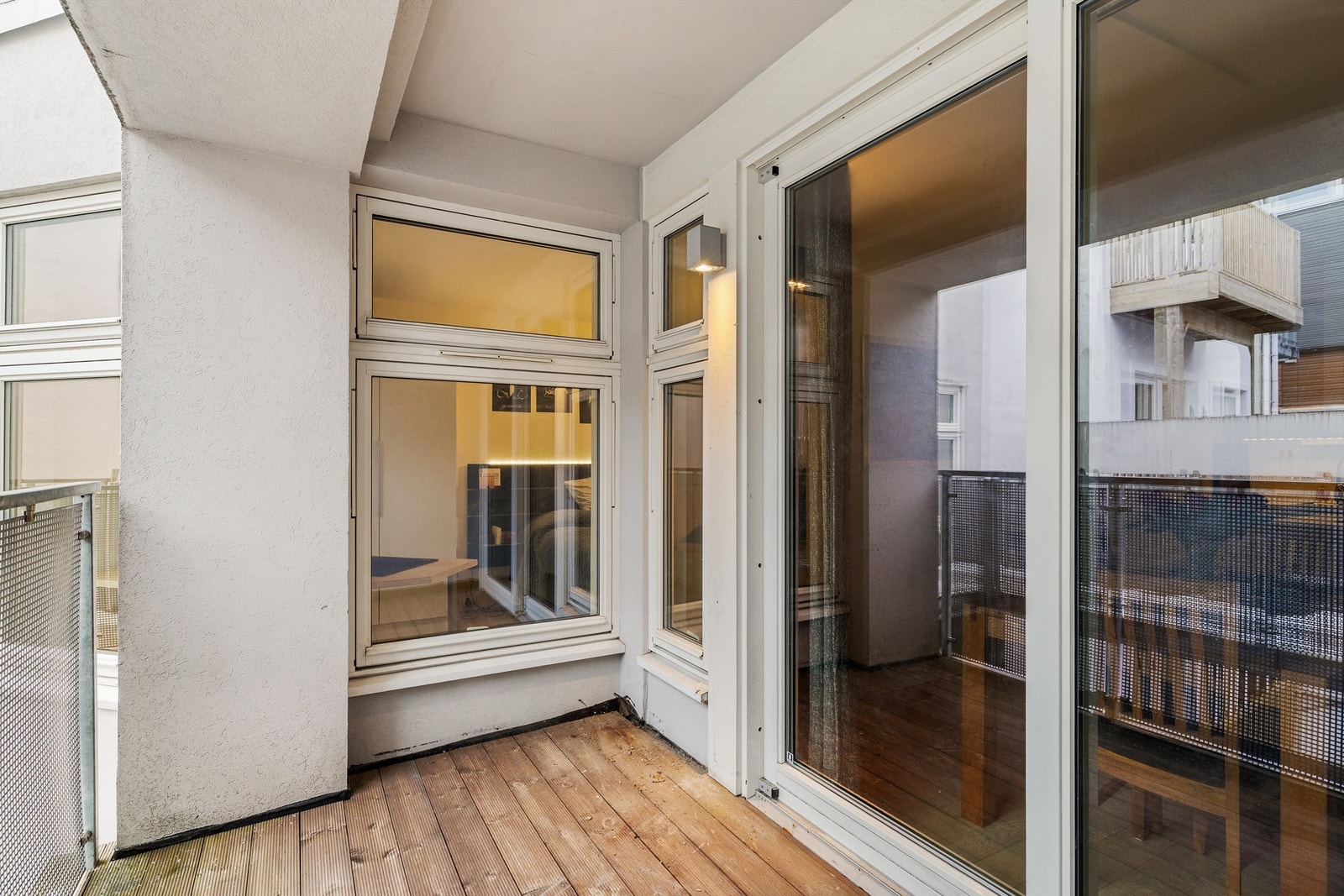 Balkongen har plass til en fin sittegruppe Galleribilde