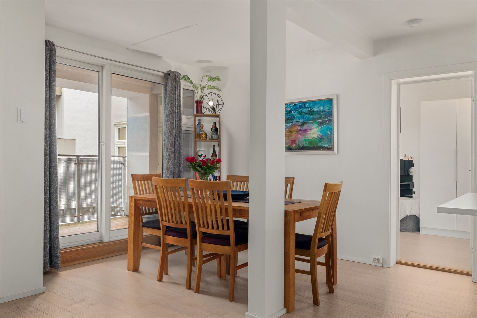 Fra spisestuen er det adkomst direkte ut til balkong vendt mot bakgården Galleribilde