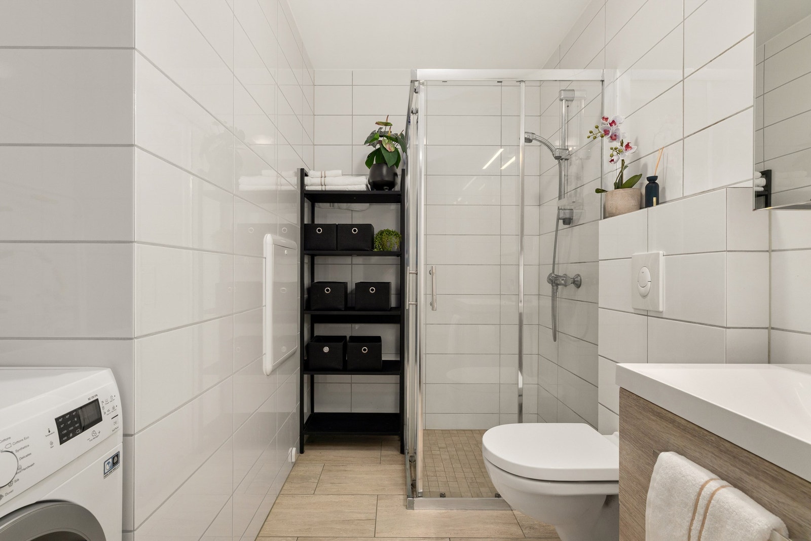 Lekkert flislagt bad i lys utførelse Galleribilde