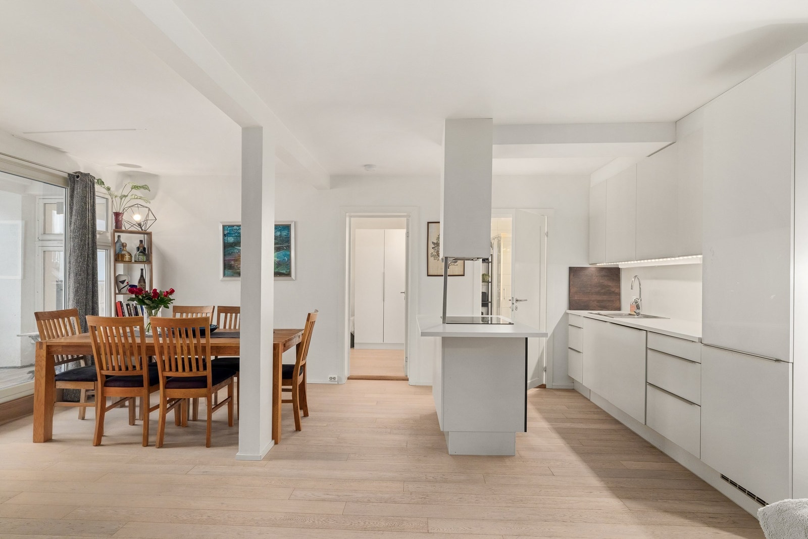 Kjøkken og spisestue praktisk plassert så serveringen går som en drøm Galleribilde