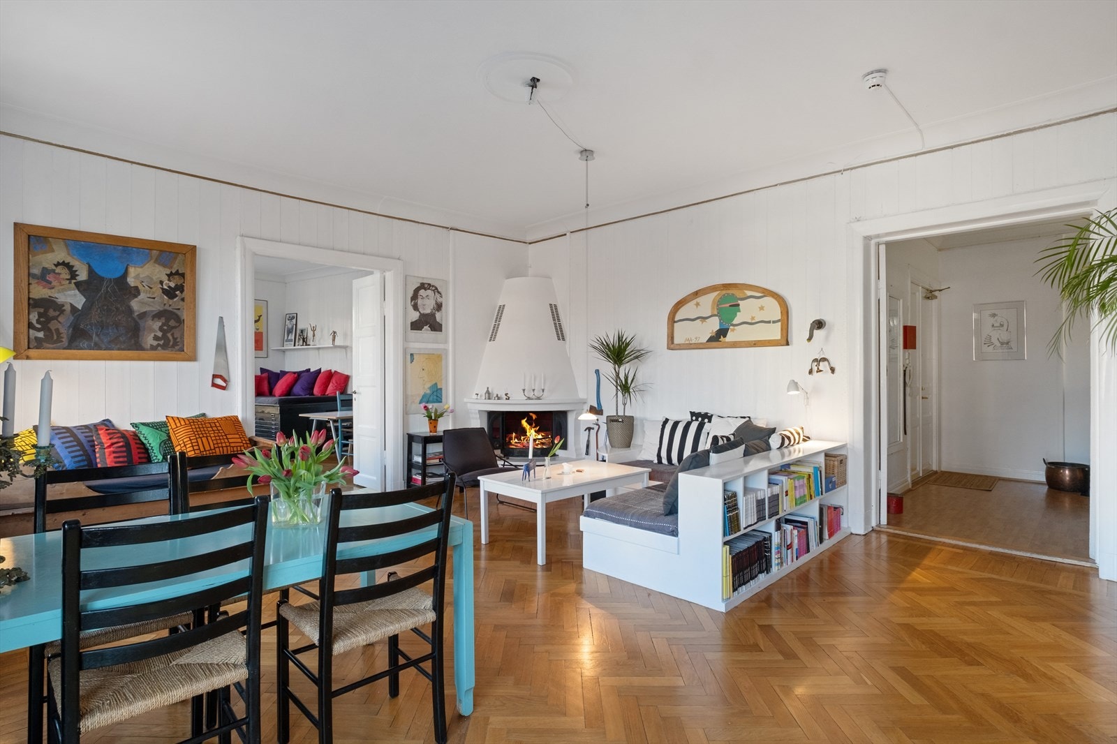 Stuen har en flott peis, fiskebensparkett og generøs takhøyde. Galleribilde