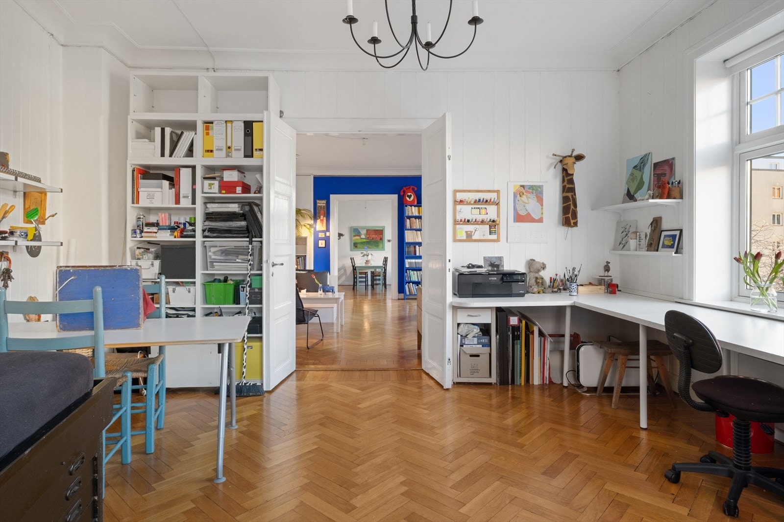 I dag er leiligheten innredet med tre soverom og to stuer, men kan potensielt innredes med fire soverom og en stue. Galleribilde