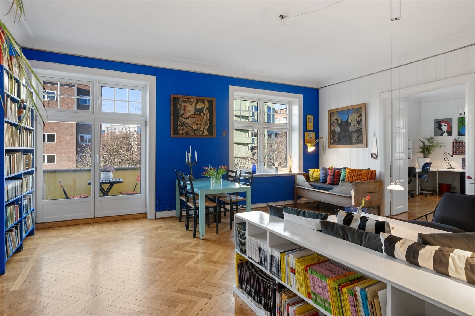 Leiligheten har mange muligheter i forhold til utnyttelse, med fire rom som ligger i rekke på nordvestsiden. Galleribilde