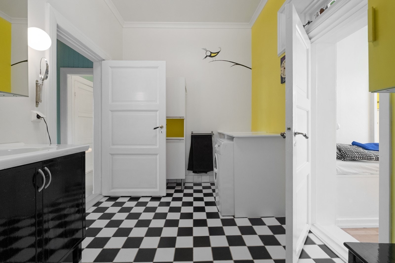 Badet er innredet med servant med underskap, speilskap, og innmurt badekar med dusj. Galleribilde