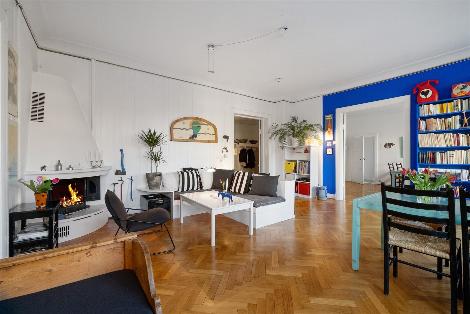 Doble fløydører skiller stuen og de tilstøtende rommene. Galleribilde