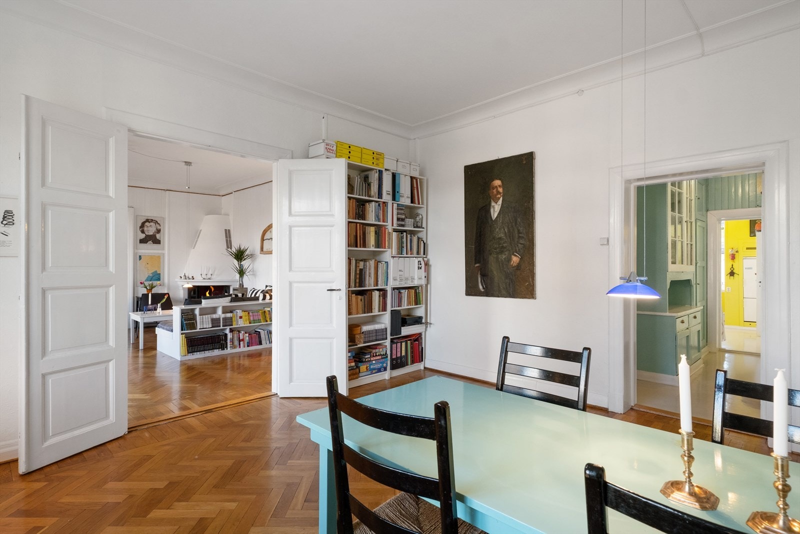 Stor spisestue med plass til langbord med mer. Galleribilde