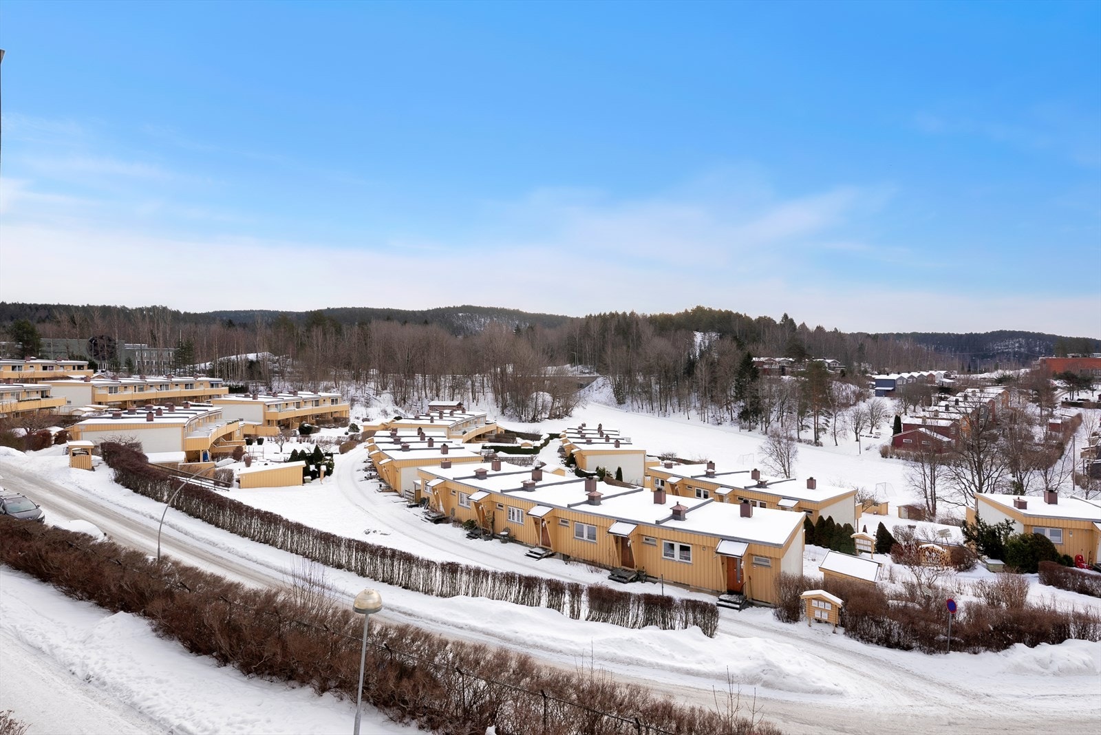 Fra leiligheten har du utsikt mot et stille og rolig nabolag med nærhet til marka. Galleribilde