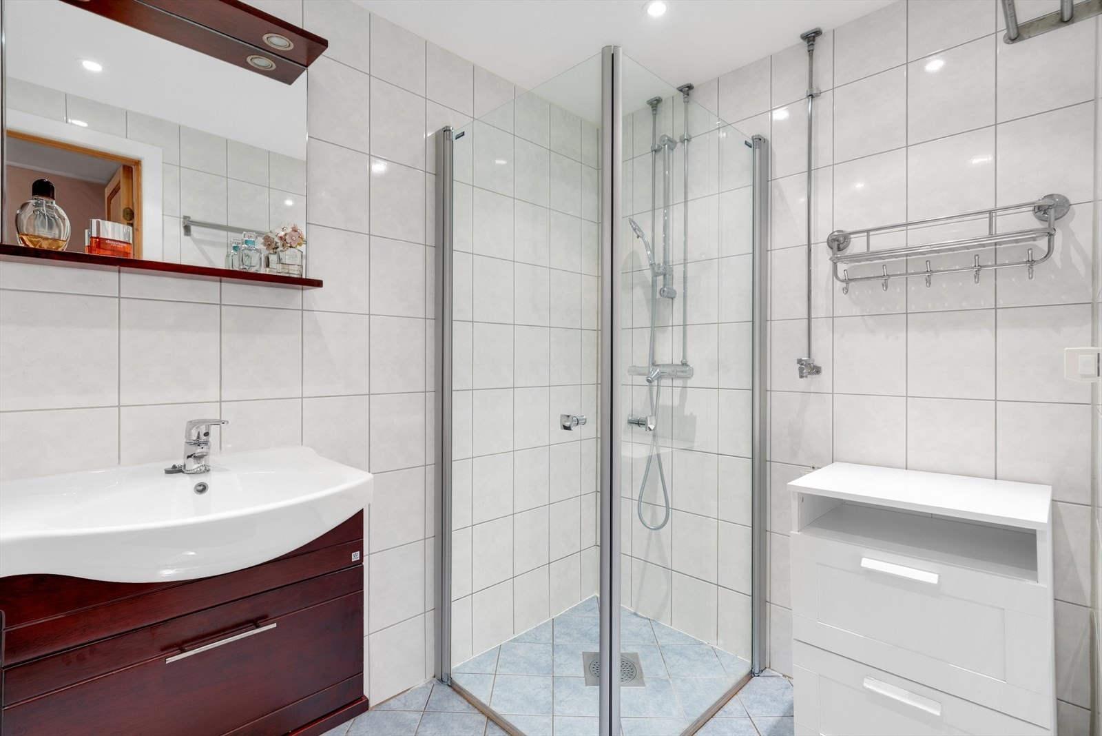 Badet ble rehabilitert i 2011 og har flislagte overflater, varmekabler og opplegg for vaskemaskin. Galleribilde