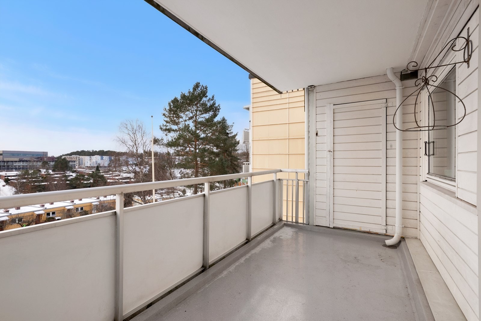 Balkongen har et slitesterkt epoxygulv og en praktisk utebod på 1,4 m² for ekstra lagring. Galleribilde