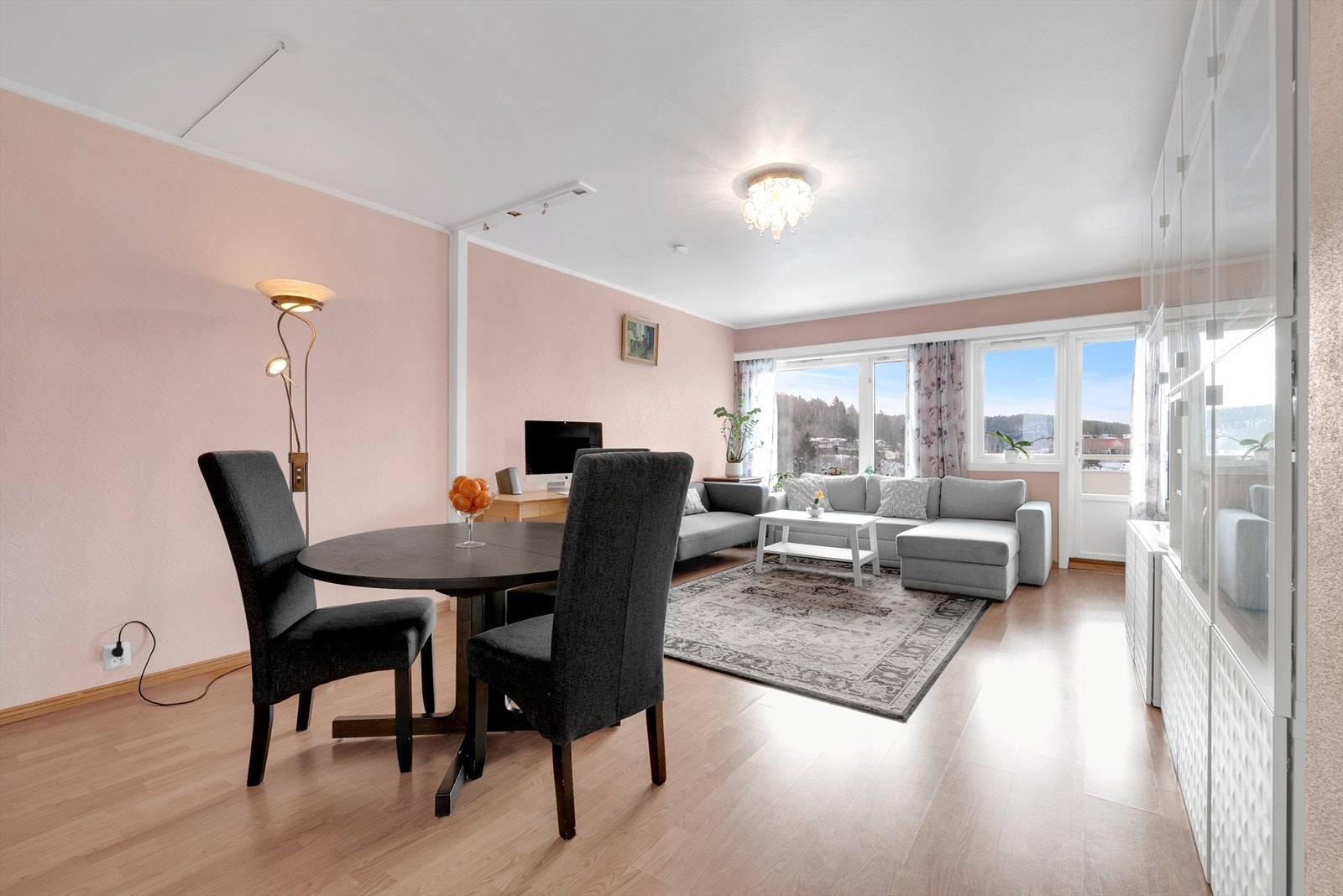 Stuen er et romslig og sentralt rom i leiligheten, med laminatgulv og plass til både sitte- og spisegruppe. Galleribilde