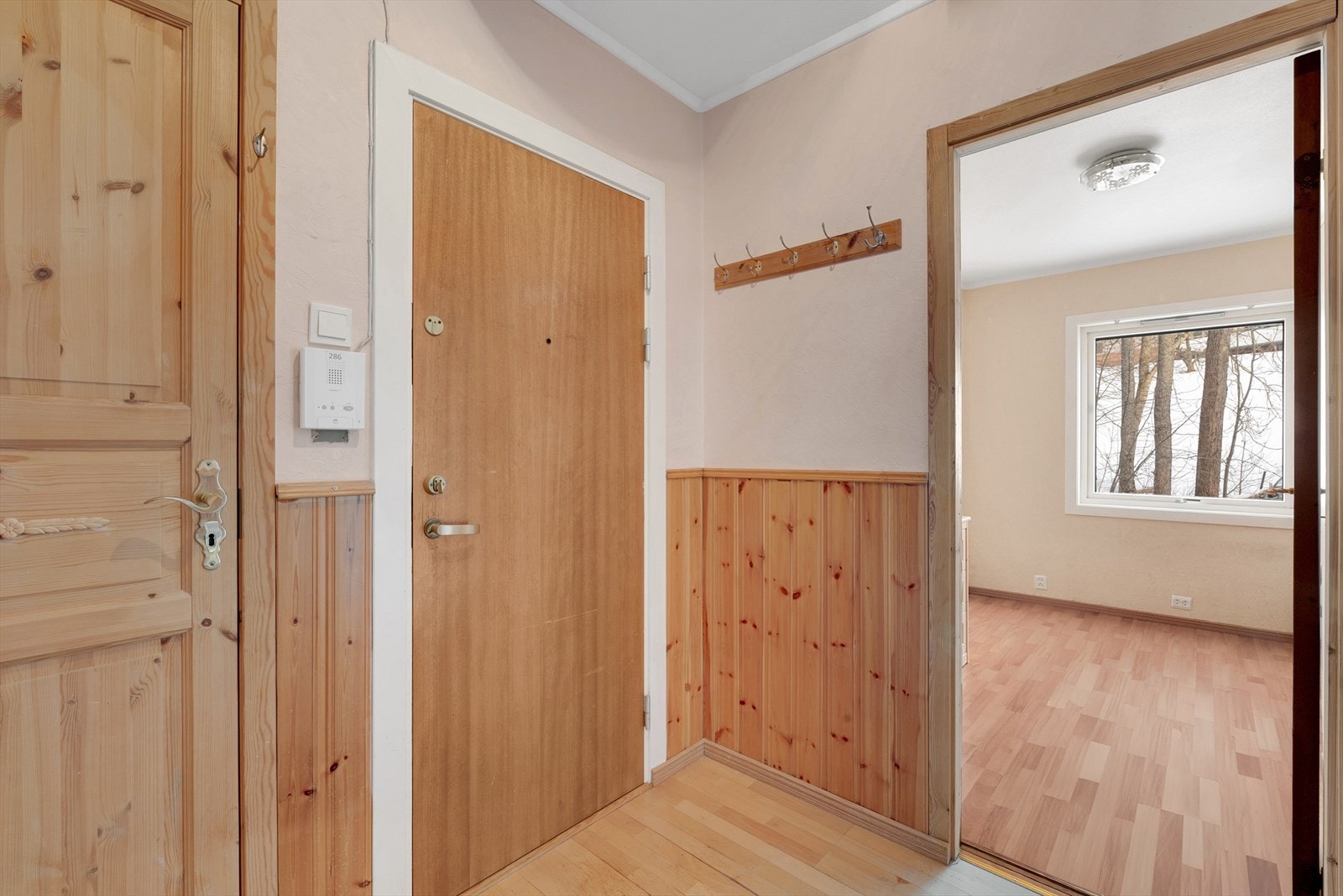 Entréen har en brann- og lydklassifisert dør (B-30/db35) og dør-calling med åpner. Galleribilde