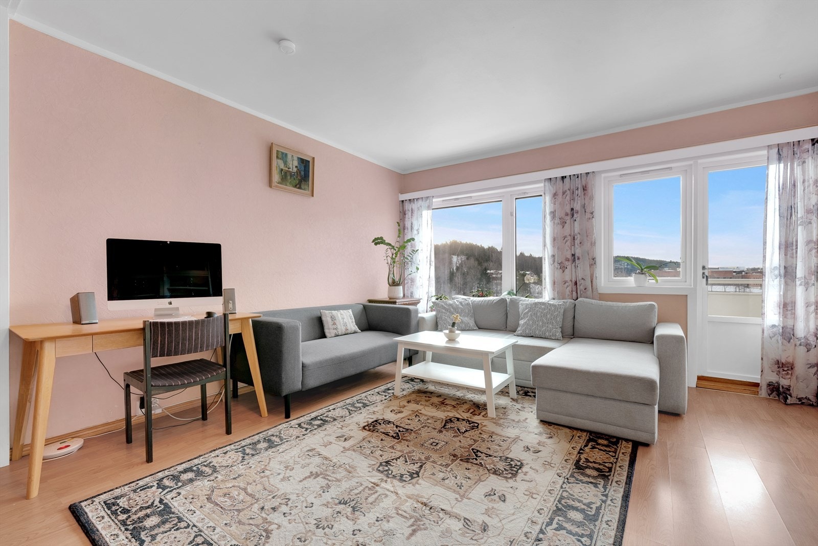 Store vindusflater og en gjennomgående planløsning gir gode lysforhold i stuen. Galleribilde