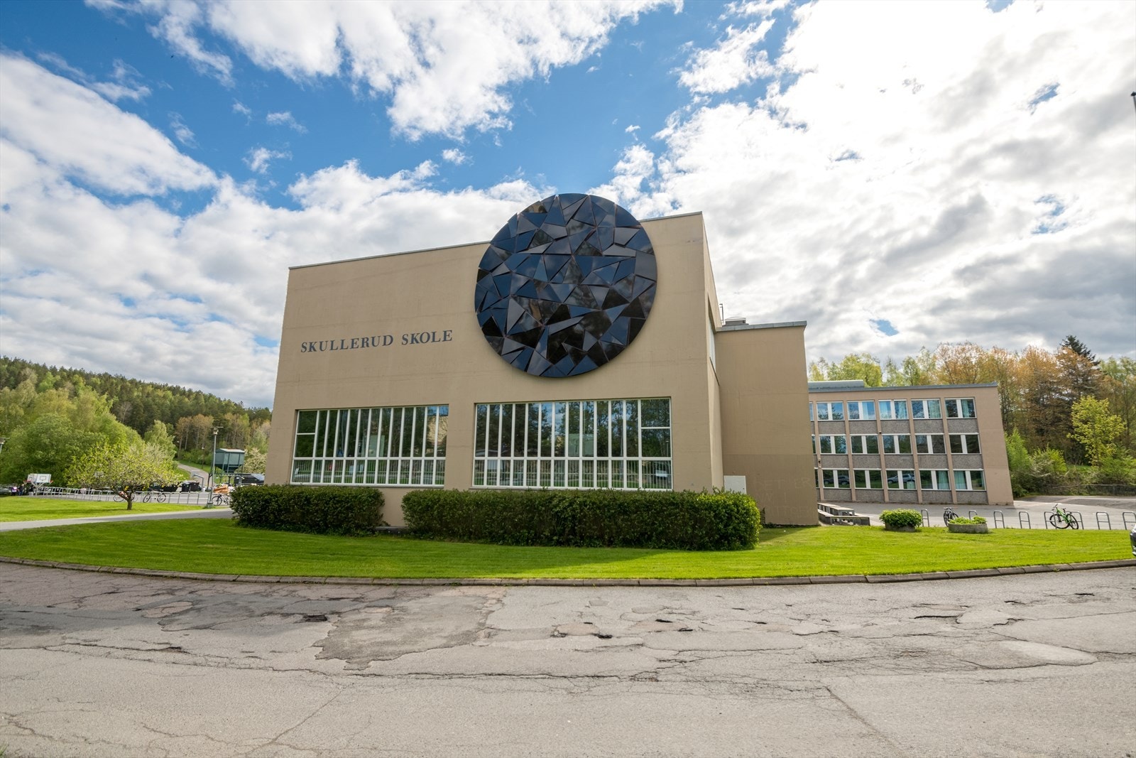 Skullerud skole for 8.-10. trinn er en kort spasertur fra leiligheten. Galleribilde