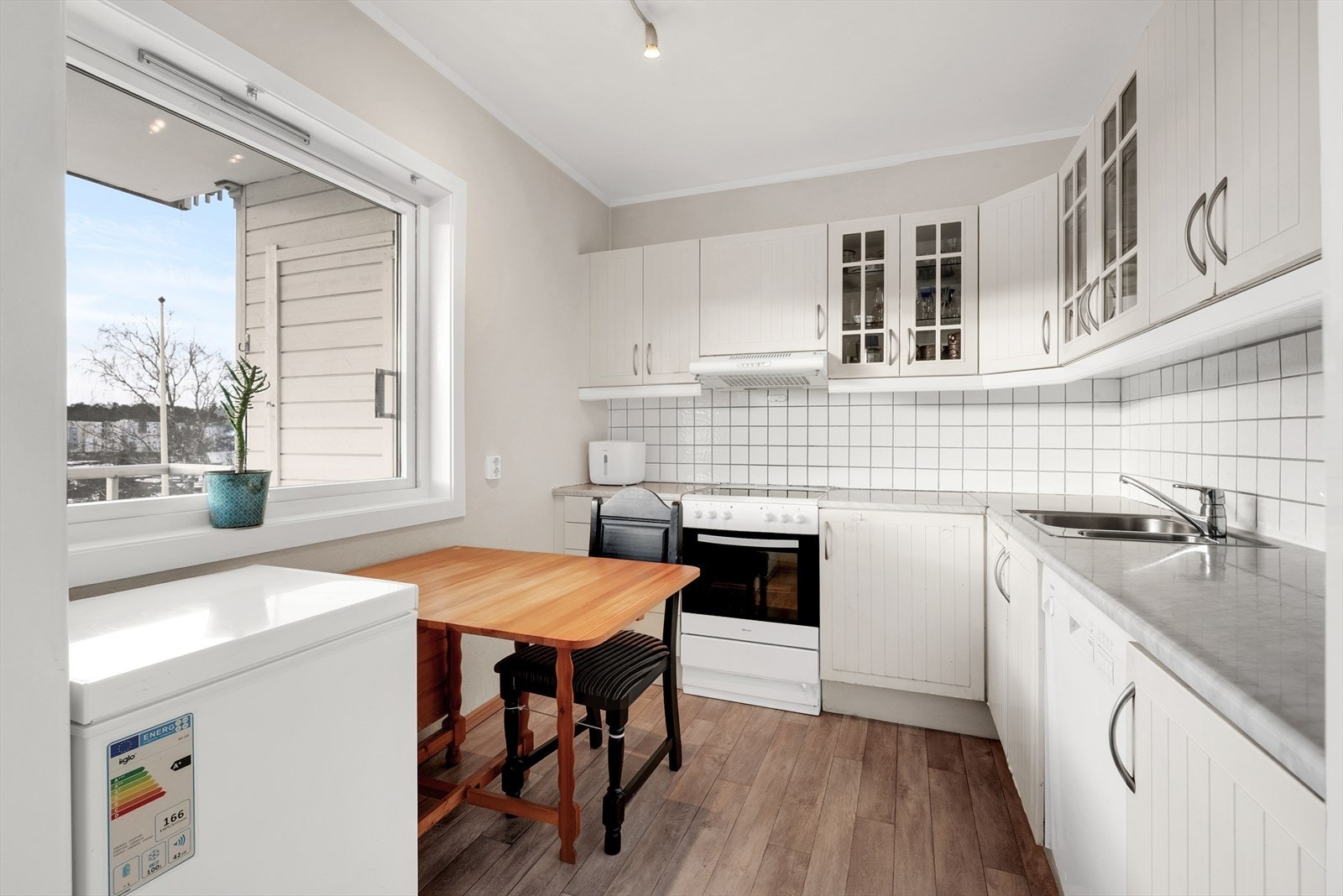 Kjøkkenet er et separat rom med en funksjonell innredning og muligheter for en liten spiseplass. Galleribilde