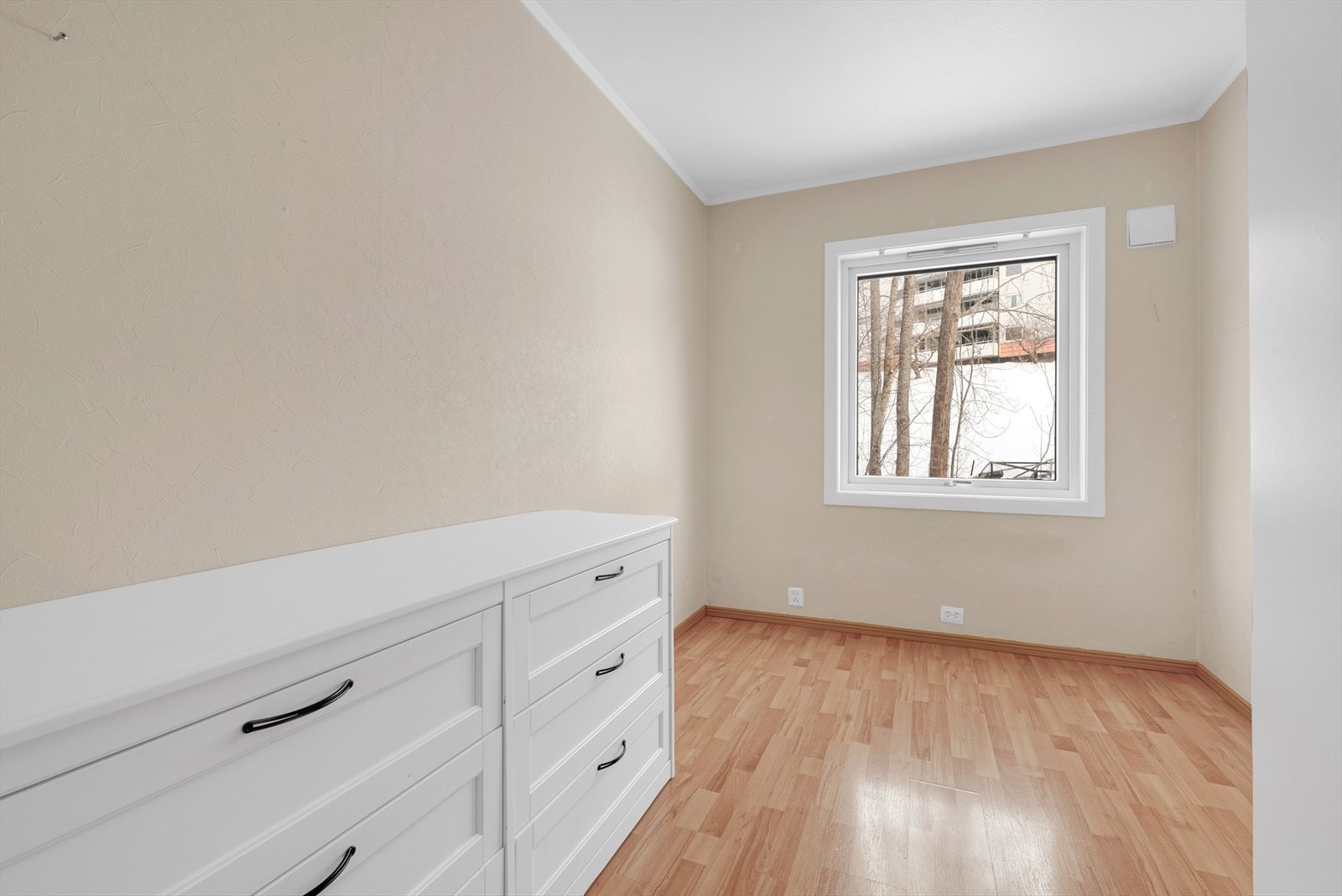 Også her er det laminat på gulvet og malte overflater på veggene. Galleribilde