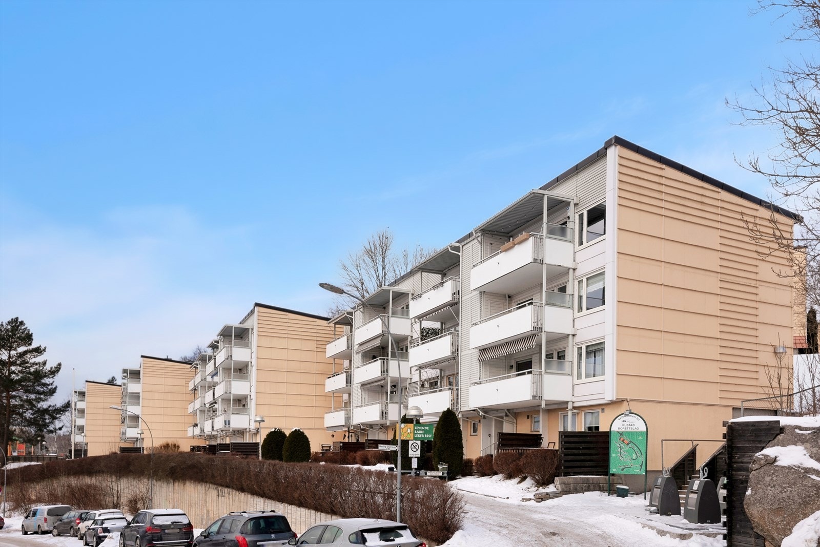 Leiligheten ligger i Rustad Borettslag, et veldrevet borettslag med pent opparbeidede uteområder. Galleribilde