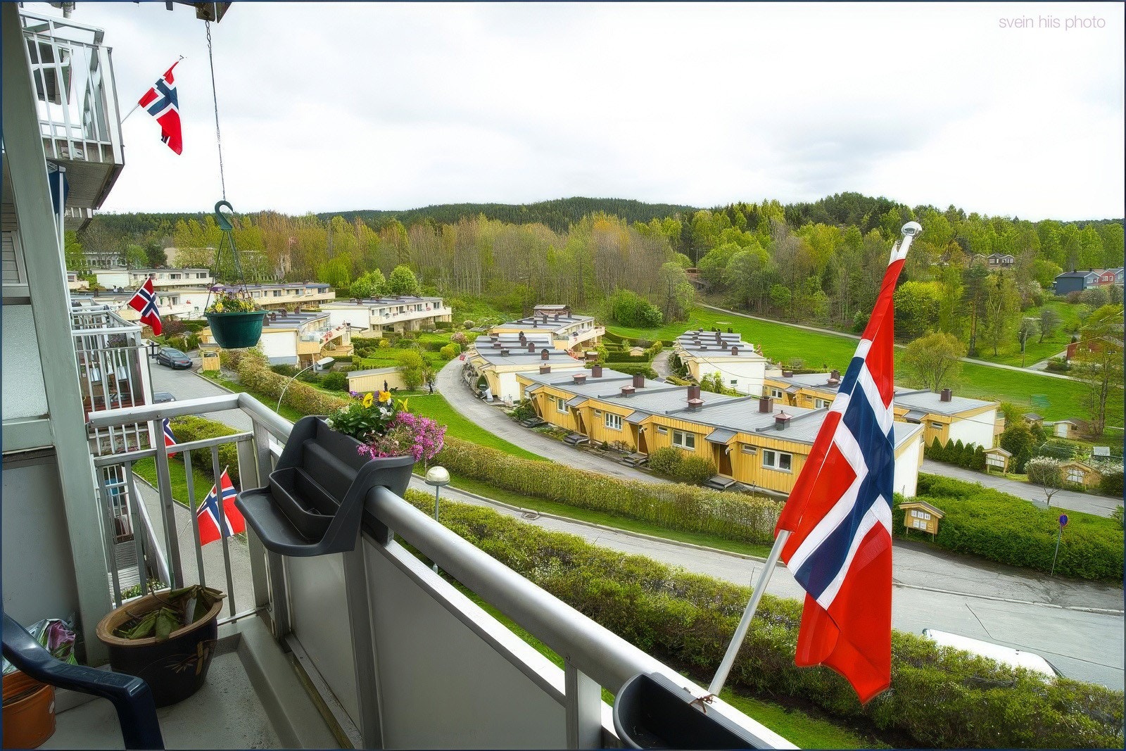 Borettslaget har velholdte fellesarealer med plener og beplantning. Galleribilde