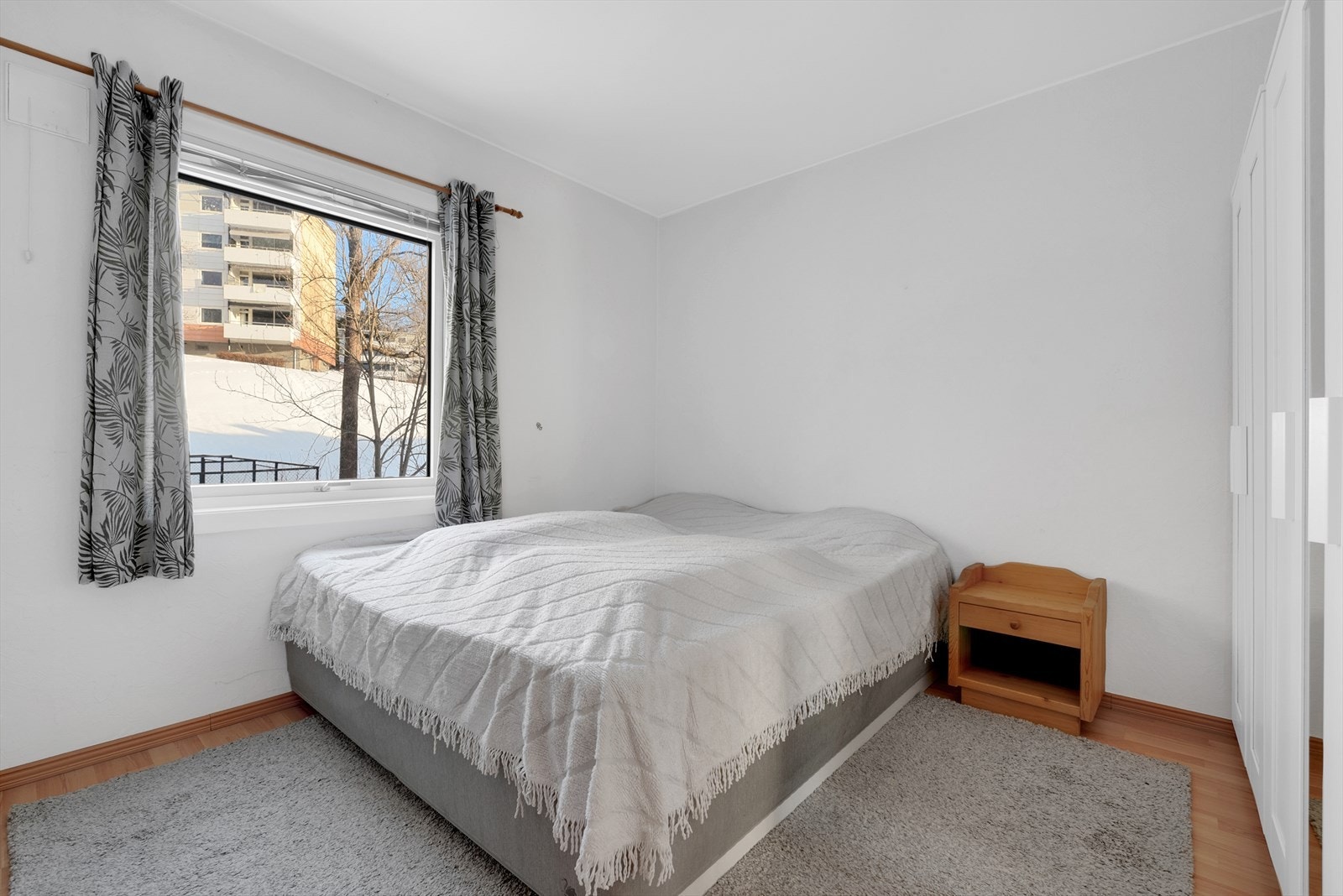 Soverommet har laminatgulv og vegger med malt strie, som gir et godt utgangspunkt for personlig preg. Galleribilde