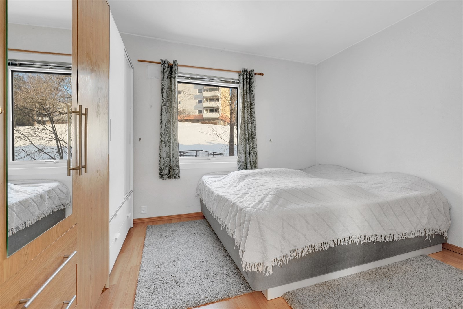 Hovedsoverommet har god plass til dobbeltseng og er utstyrt med praktiske garderobeskap. Galleribilde