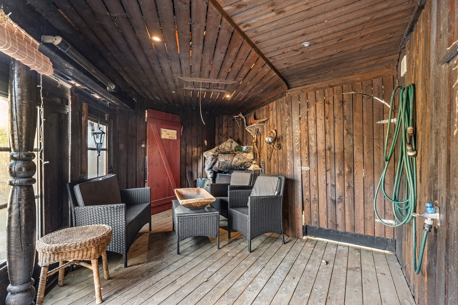 Ved inngangspartiet er det innredet en sitteplass med skyvedør - her sitter man lunt i alle sesonger Galleribilde