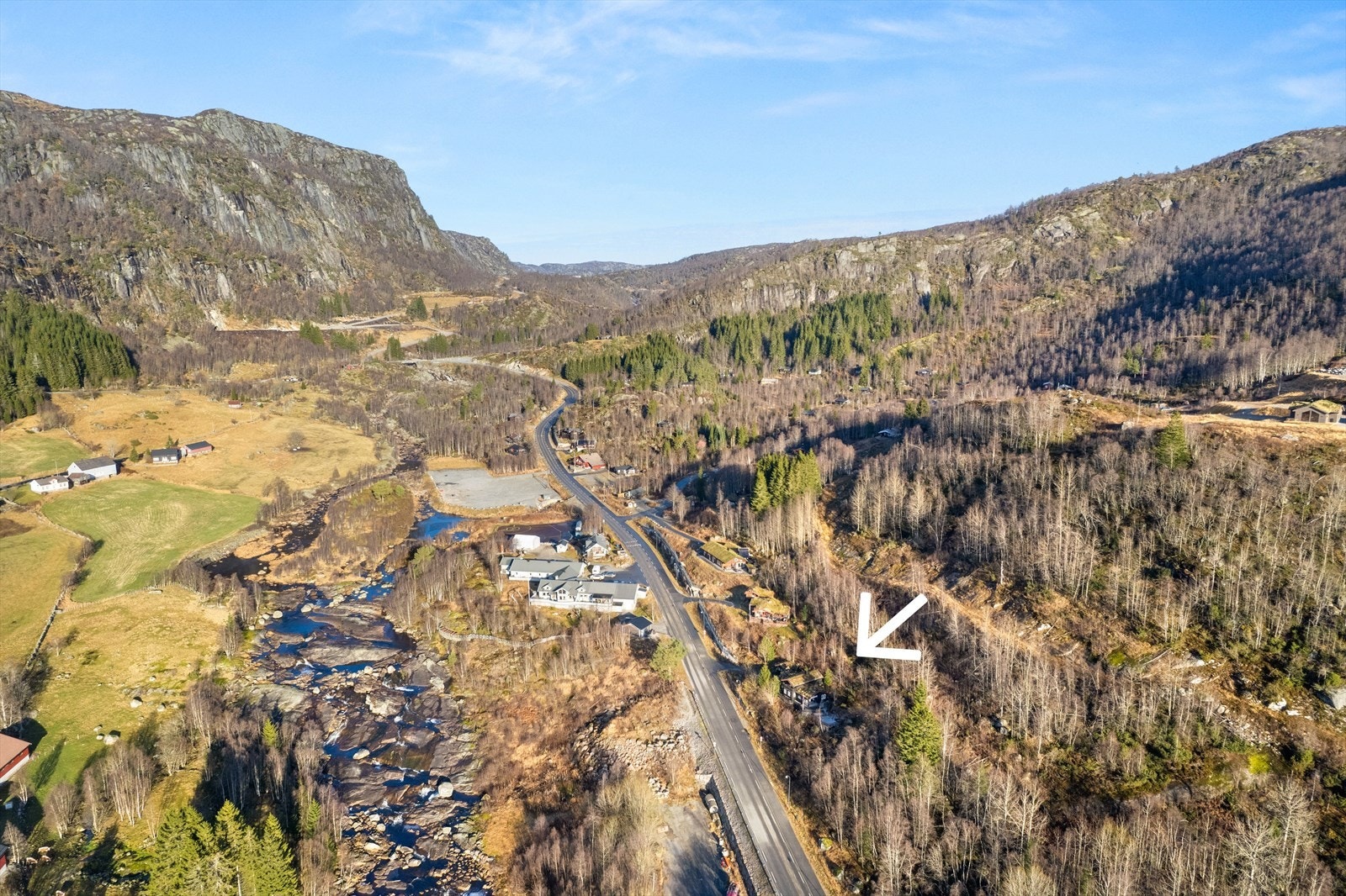 Herfra er det kort vei til ski-, tur- og bademuligheter - kuloene nedefor Fjellstova er veldig populære Galleribilde