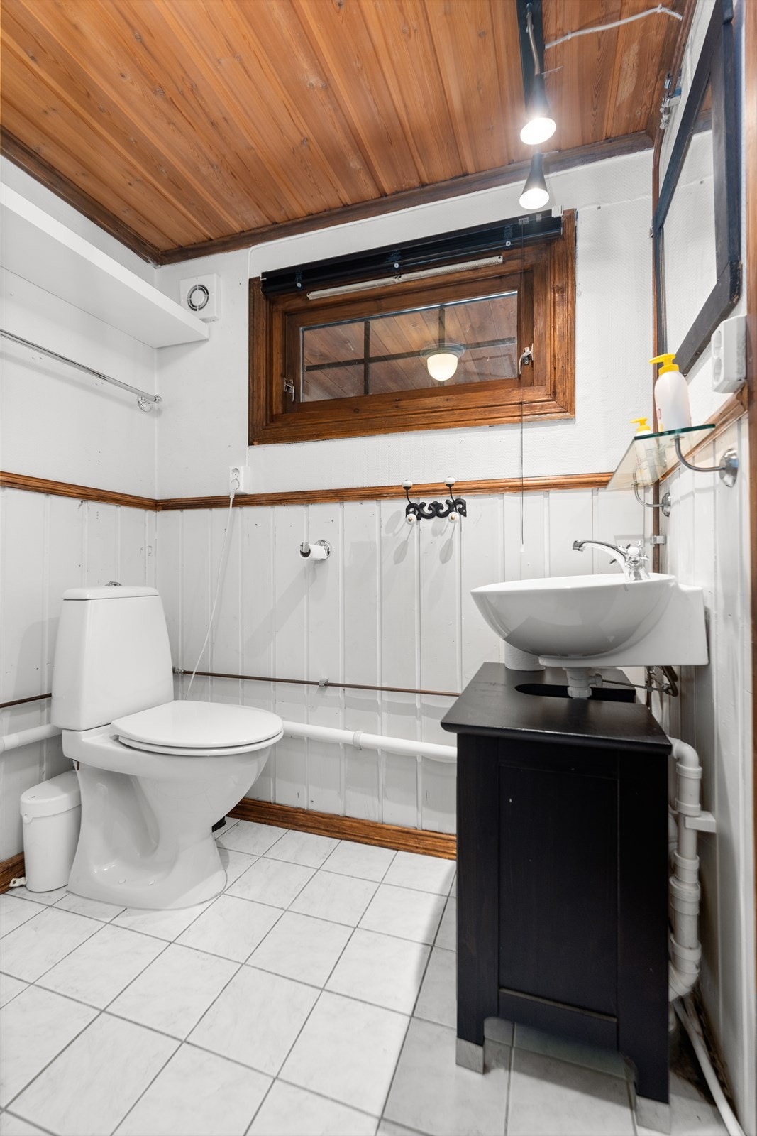 Bad i 1. etg som ligger innenfor kjøkkenet (2 av 2) Galleribilde