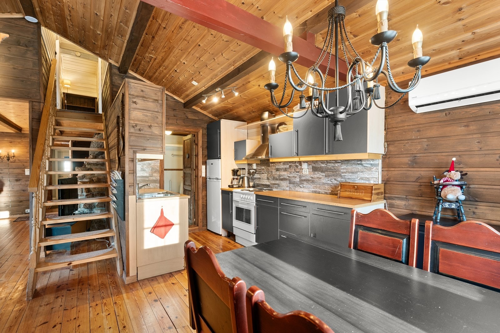 Kjøkkenet har mye skapplass, gode arbeidsflater og god plass til en sittegruppe Galleribilde