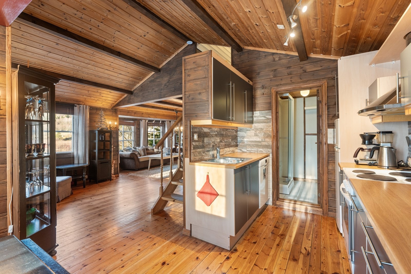 Kjøkkenet har godt med skapplass og gode arbeidsflater Galleribilde