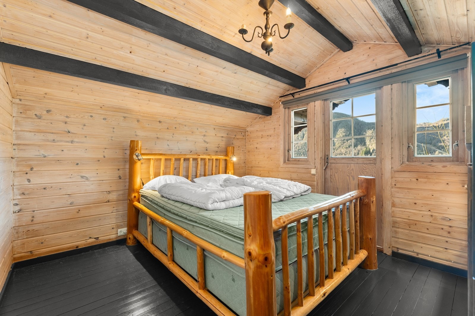 Soverom i 2. etg med egen utgang til balkongen (3 av 4) Galleribilde