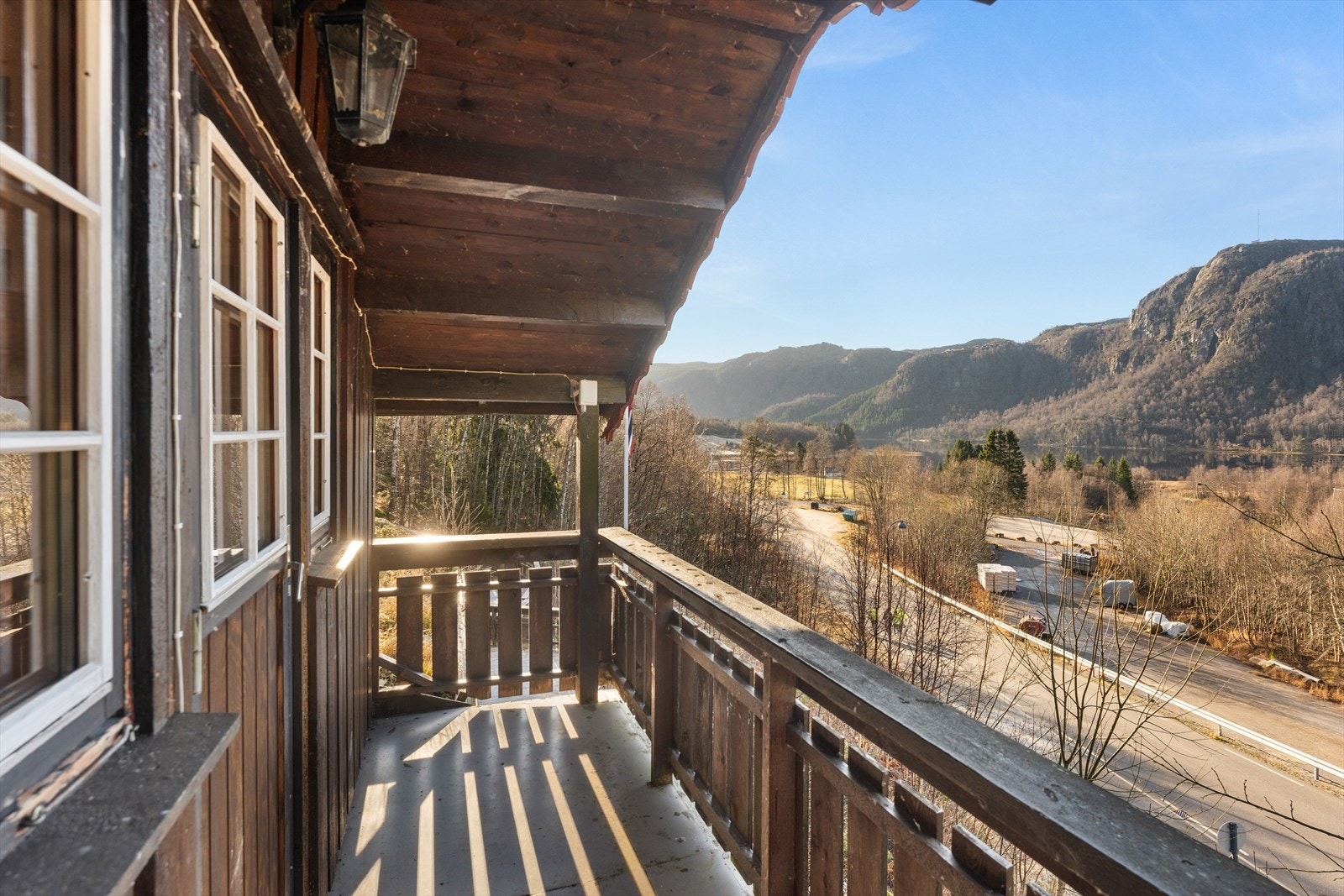 Balkongen i 2. etg er vendt mot sydvest - her kan man nyte ettermiddagene og slikke sol Galleribilde