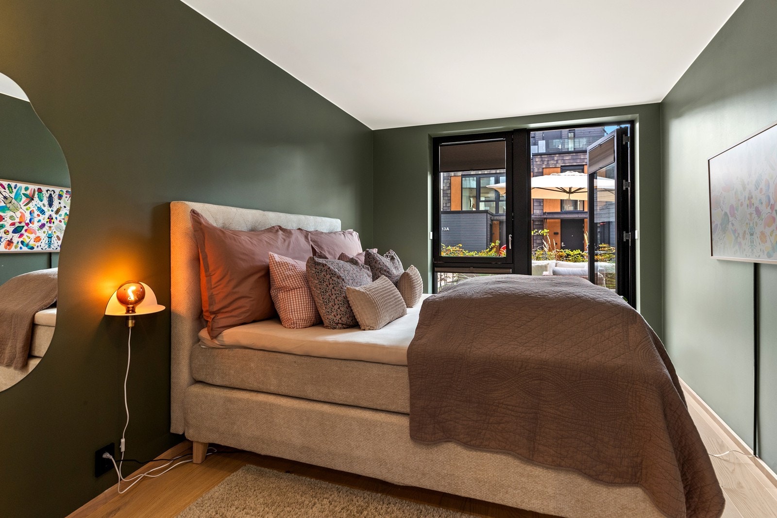 Hovedsoverommet er av god størrelse, malt i en dyp grønntone som skaper ro. Her er det direkte utgang til terrassen. Galleribilde