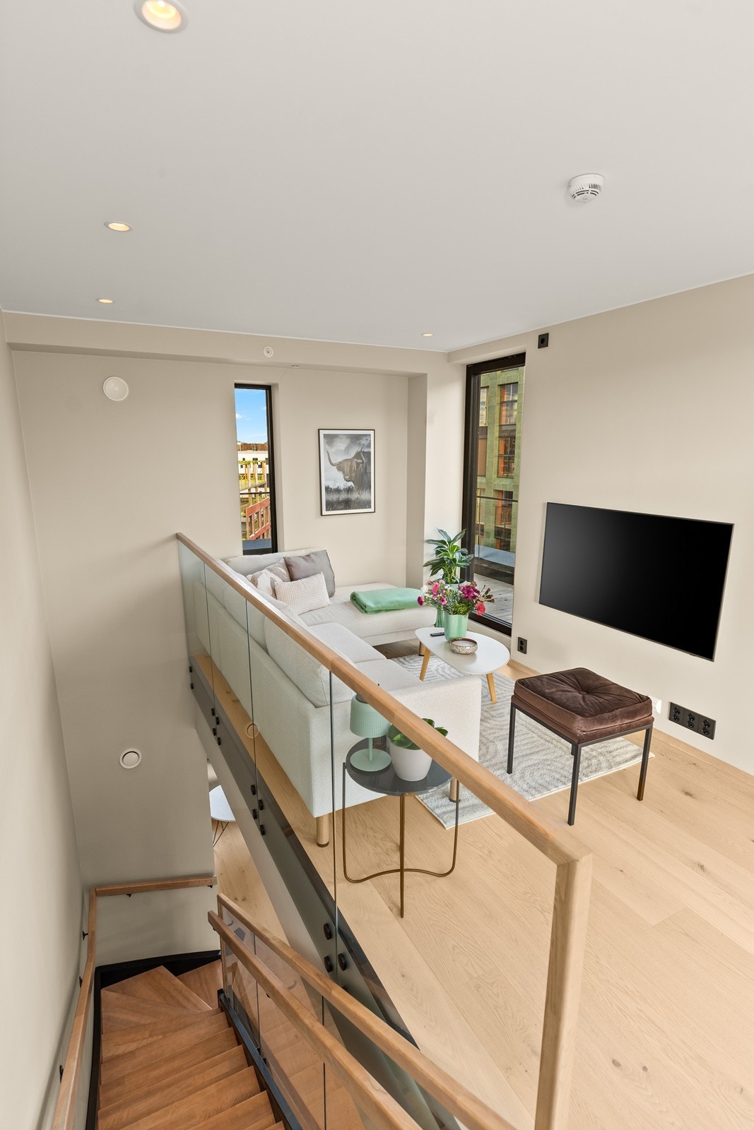 Loftstuen i tredje etasje gir ekstra rom for lek, arbeid eller avslapning. Det er vannbåren varme i gulv. Galleribilde