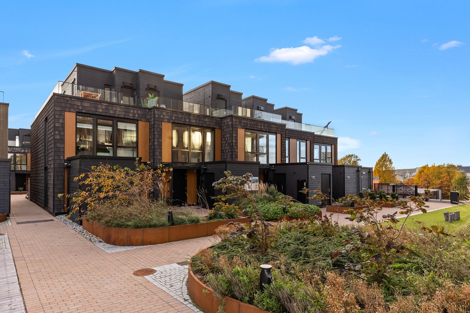 Pent opparbeidede fellesarealer med beplantning og gangstier. Galleribilde