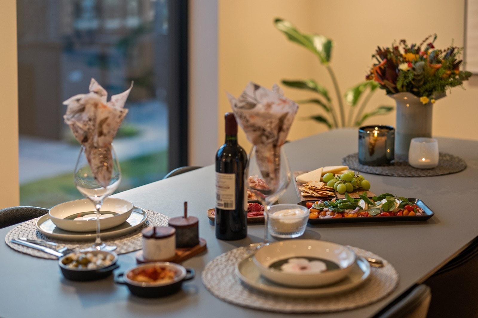 Spisestuen har god plass til et stort spisebord for hyggelige sammenkomster. Galleribilde