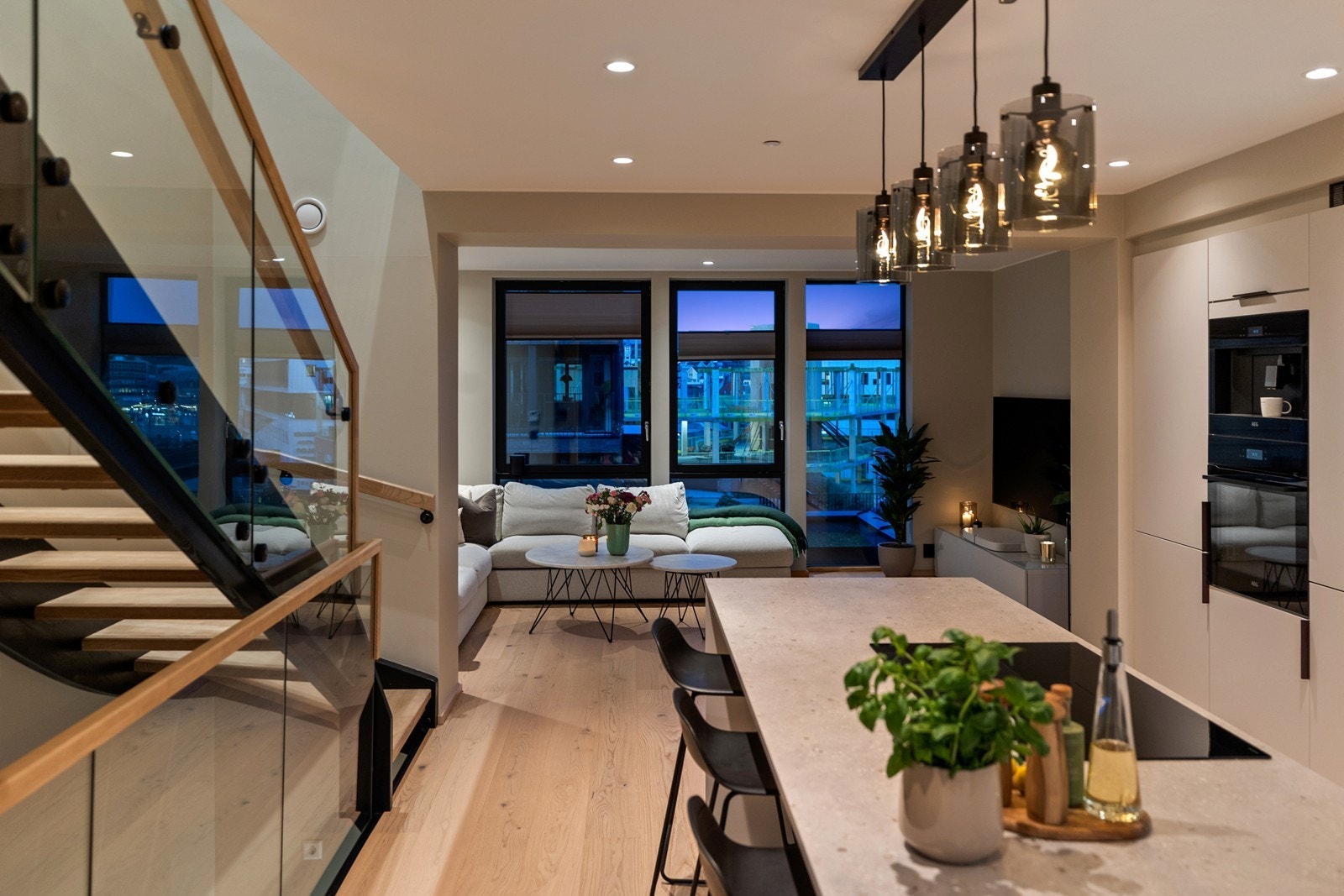 Spotter i taket sørger for optimal belysning, både funksjonelt og stemningsskapende. Galleribilde