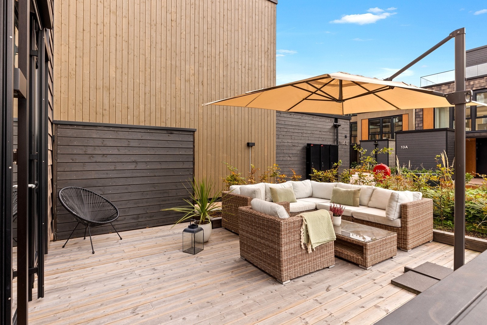 Terrassen i første etasje har utgang fra både hovedsoverom og garderoberom. Galleribilde